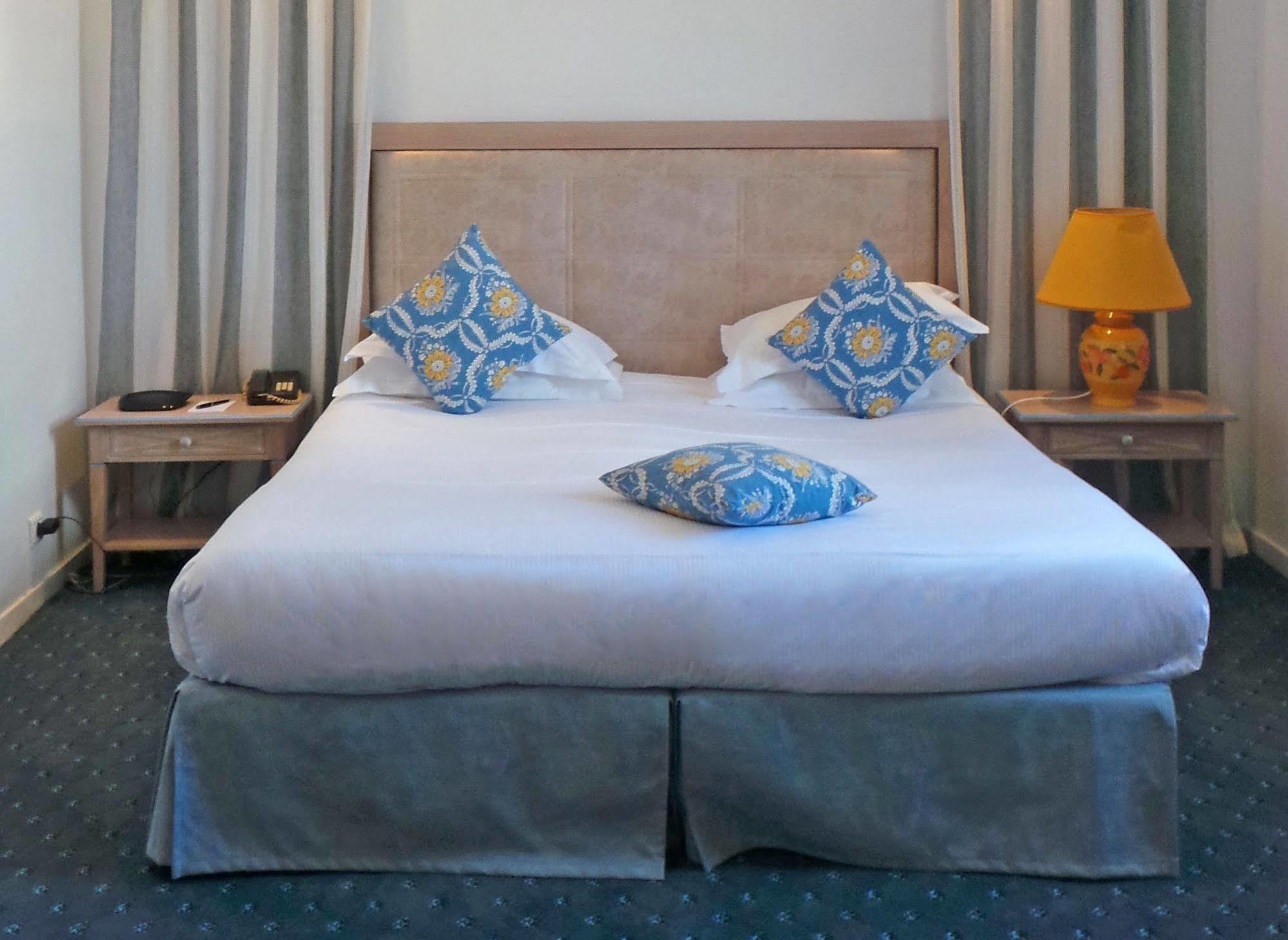 Hotel Giraglia Grimaud Bagian luar foto